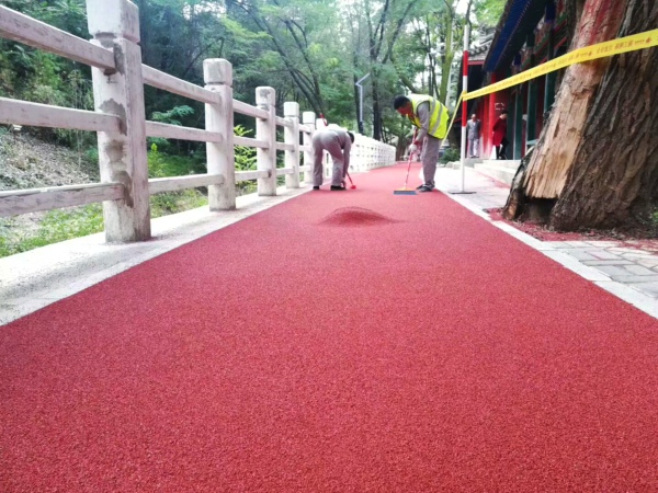 透水彩色路面制作的跑道材料通常是哪些？